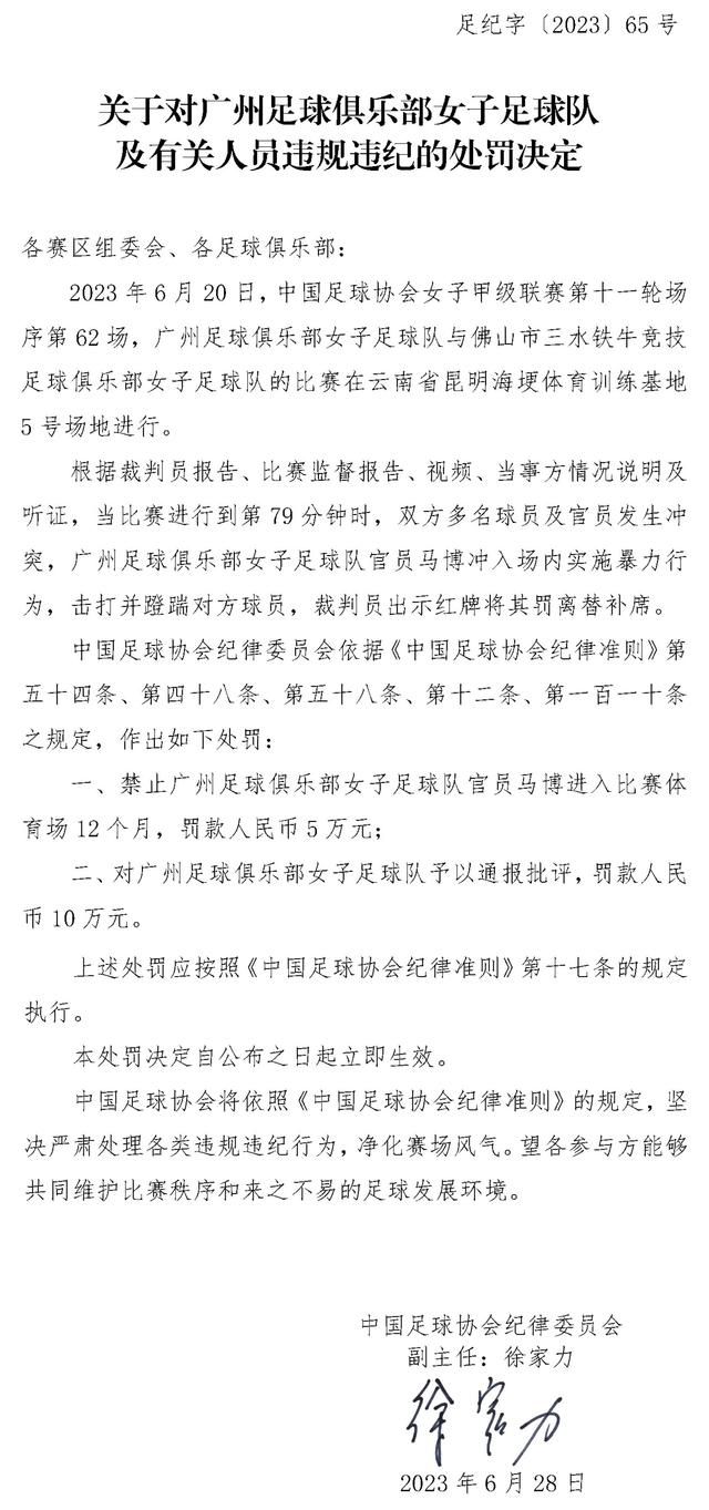 1943年，抗战场面地步产生庞大的转变。曾耀武扬威的日本帝国主义，在第二次世界年夜战疆场左支右绌，因而从中国年夜陆集结年夜量军力奔赴承平洋。本来在日寇周密掌控下的省会，则交给下面的伪军批示。我党侦知到这一转变，奥秘调派某游击队政委杨晓冬（王心刚 饰）潜进省会。他假装成无业职员，落脚在地下党员韩燕家中。一方面抓紧连合一切爱国儿女构成抗日武装气力，一方面经营从心里懊恼重重的伪治安军团长关敬陶处冲破。可是这一步履危机重重，日寇掀起疯狂的搜捕还击，内部叛徒的呈现更成为要挟革命果实的按时炸弹。拂晓前的暗中，复苏的儿女竭